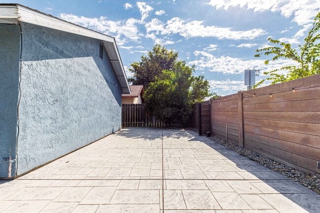 Building Photo - 644 Swallow Dr