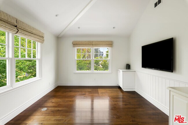 Building Photo - 501 Toyopa Dr
