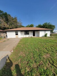 Building Photo - Coming Soon! Brick 3 Bed 2 Bath House for ...