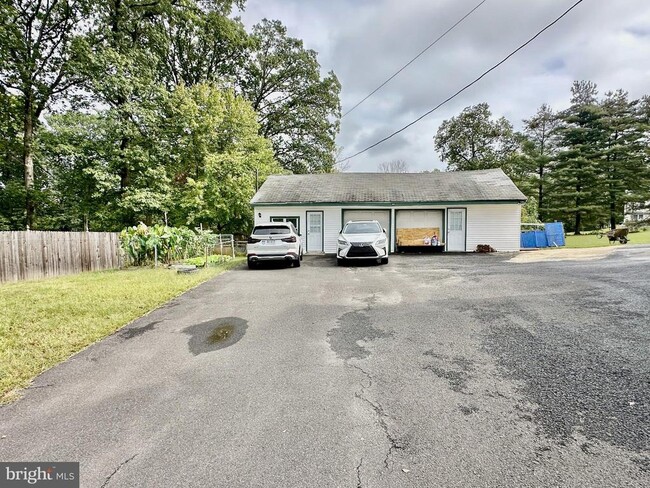 Building Photo - 633 Durham Rd