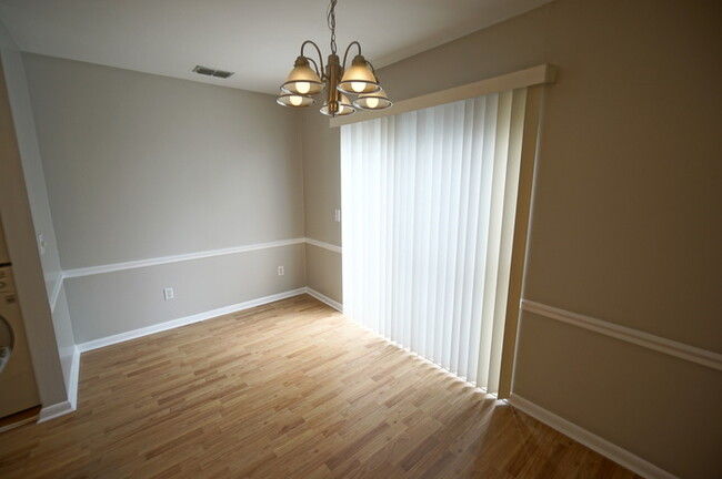 Building Photo - 2-Bedroom, 2 1/2-Bath, Gated South Tampa C...