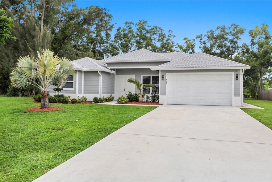 Building Photo - 419 SW Namoit Pl