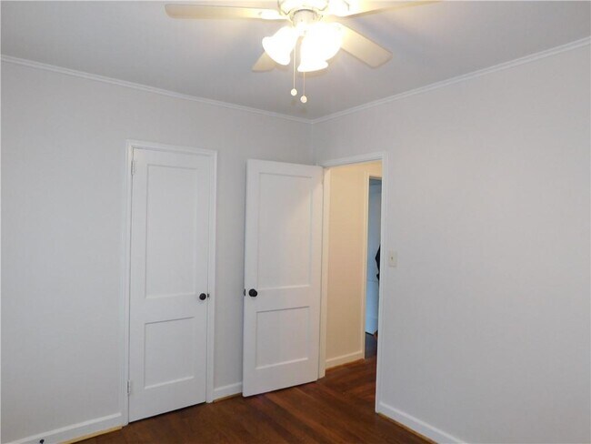 Building Photo - 219 Parkview Dr SE