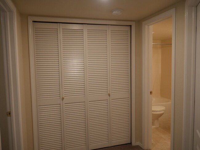 Building Photo - 4 Bed / 3.5 Bath in University Park with AC