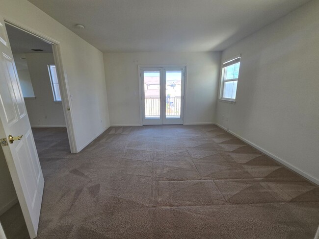 Building Photo - Beautiful 3 Bedroom Townhouse Available Now...