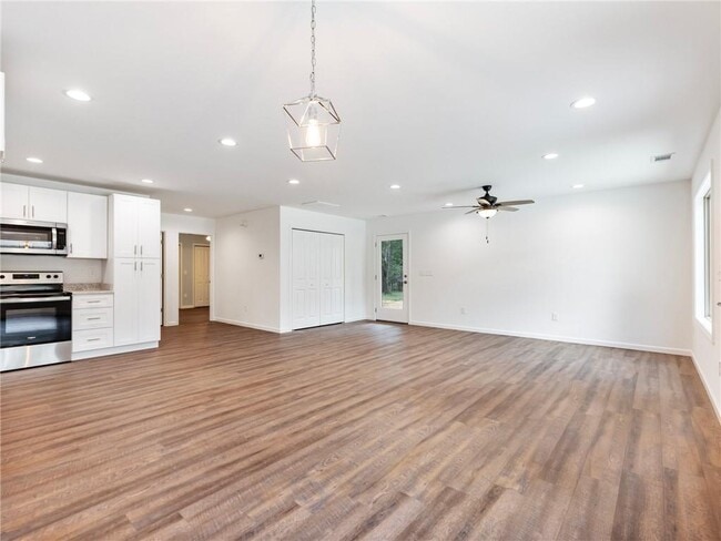 Building Photo - 8083 Beachwood Dr