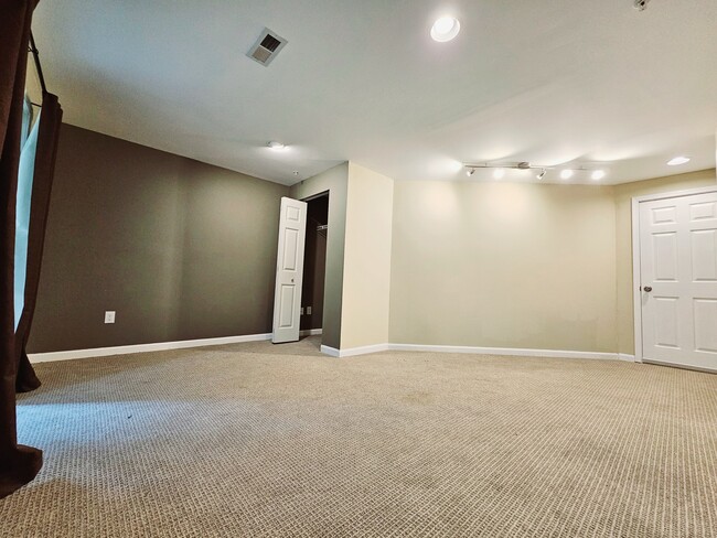 Building Photo - 435 Oakton Way