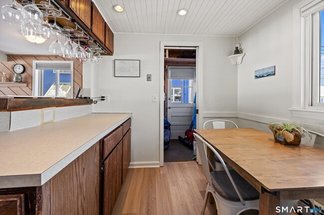 Building Photo - 33 Beach Rd W