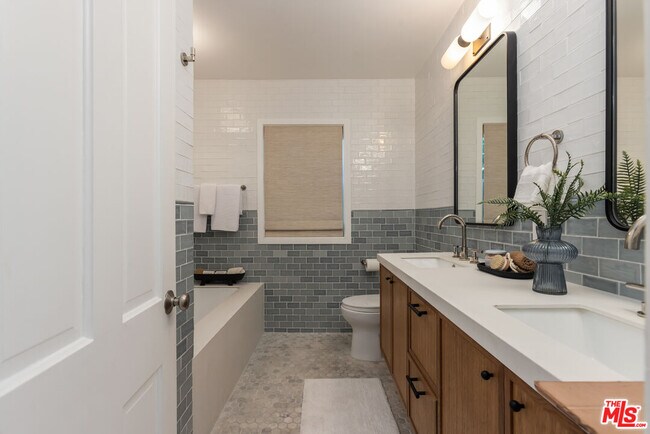 Building Photo - 3544 Gardenia Ave