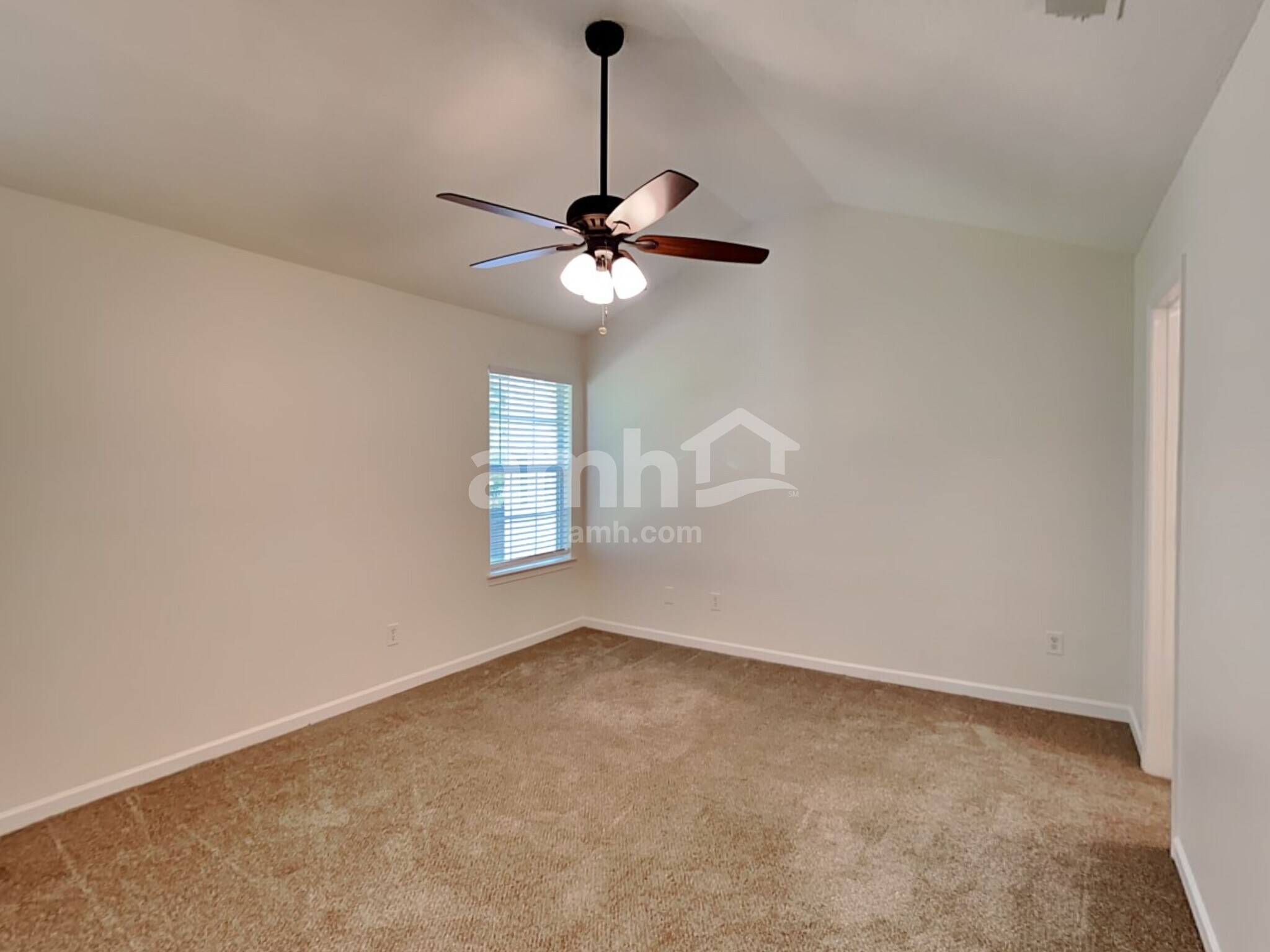 Building Photo - 131 Hidden Creek Dr