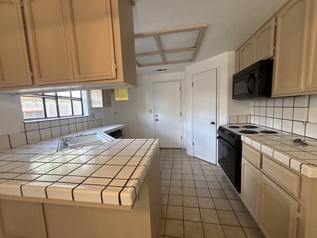 Building Photo - 5208 Maximillian Dr