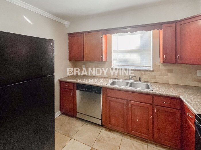 Building Photo - 7227 Stonehurst Rd N