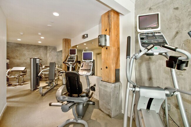 Building Photo - Dogpatch: Exceptional 1 Bed 1.5 Bath Condo @ Esprit Park with Garage Parking and Storage