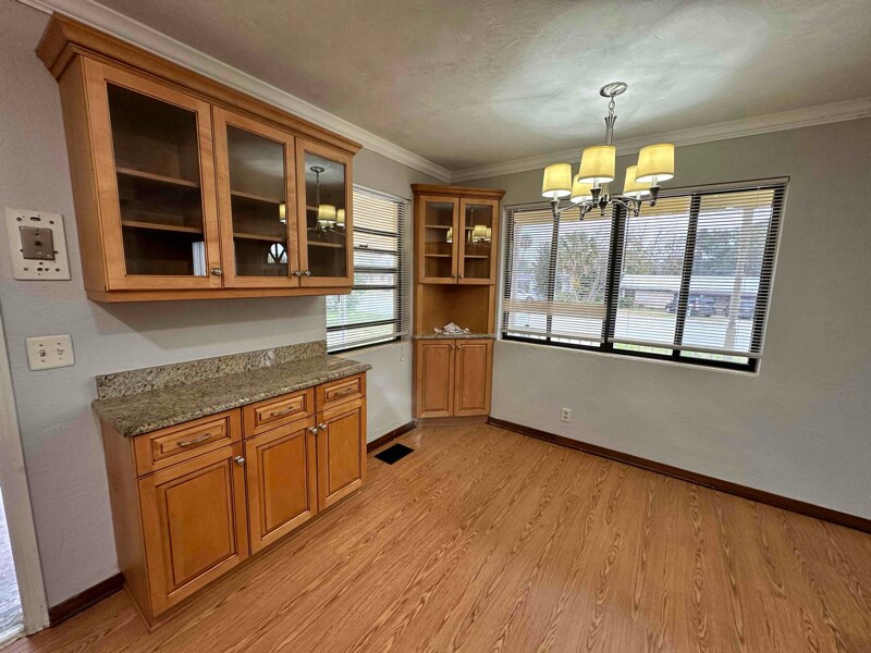 Building Photo - 736 White St