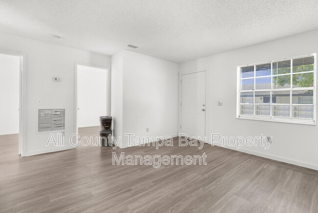 Building Photo - 402 W Columbus Dr