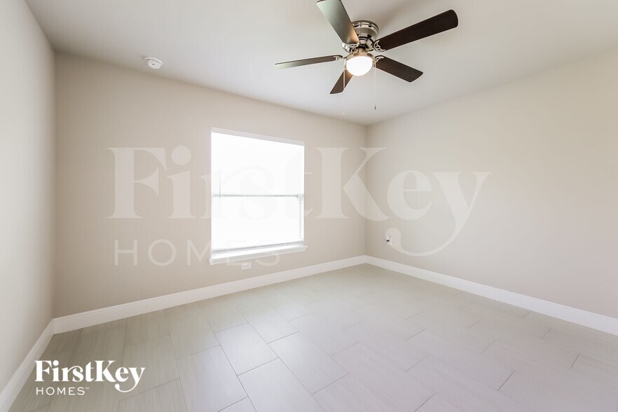 Building Photo - 845 Chezy St E