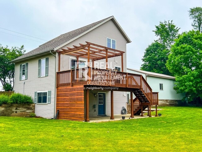 Building Photo - Spacious Country Home with Huge Yard and A...