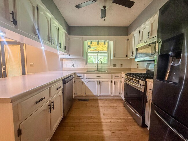 Building Photo - Sunroom, 2-Car Garage & Lawn Care Included | Pet-Friendly Cookeville Home