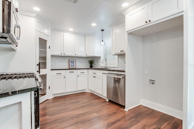 Building Photo - Luxury remodel in NW Oklahoma City