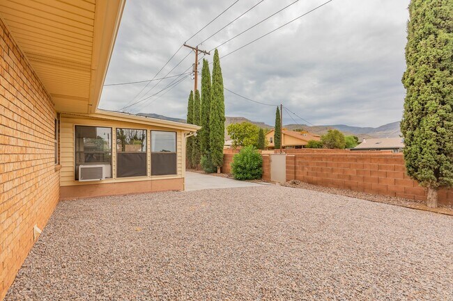 Building Photo - Beautiful Home Near Foothills Park With Gr...