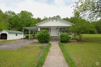 Building Photo - Quaint Older Home