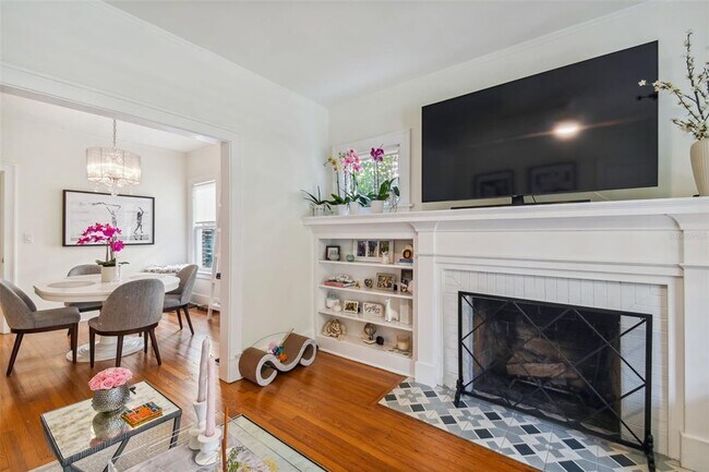 Building Photo - 2111 W Southview Ave