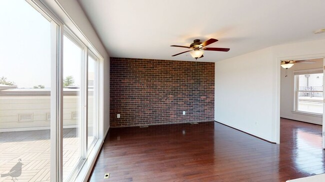 Building Photo - 517 Regent Pl NE