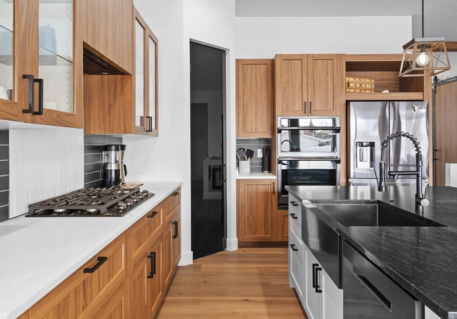 Building Photo - GORGEOUS Sandy Home!!!