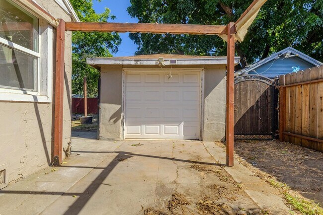Building Photo - 2137 Raymond Ave