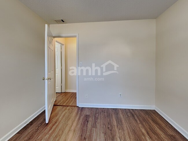 Building Photo - 271 Village Dr