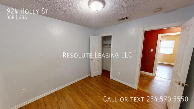 Building Photo - 924 Holly St