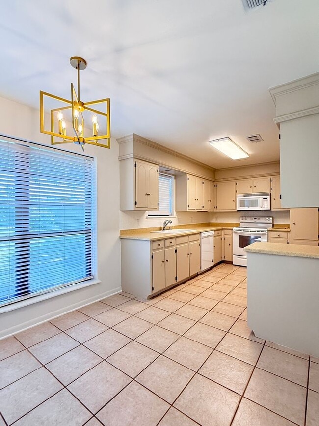 Building Photo - Beautiful 4 Bedroom 1.5 Bath - City View ISD