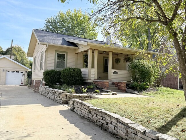 Primary Photo - Beautifully updated 2 bed/2 bath in Bloomi...