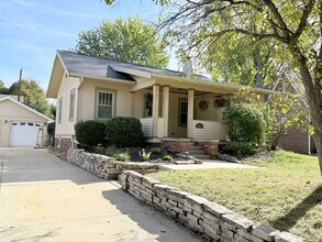 Building Photo - Beautifully updated 2 bed/2 bath in Bloomi...