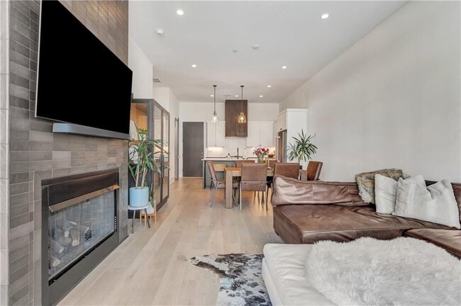 Building Photo - 580 Heatherden Ave