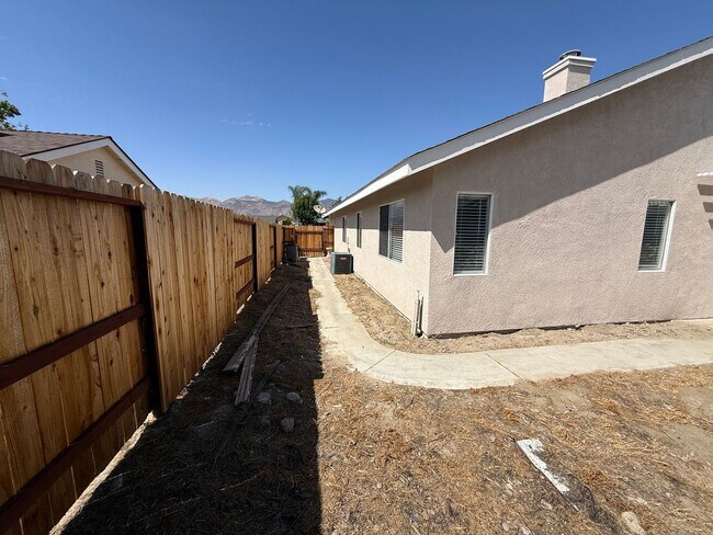 Building Photo - Remodeled Three Bedroom Two Bath in Hemet!