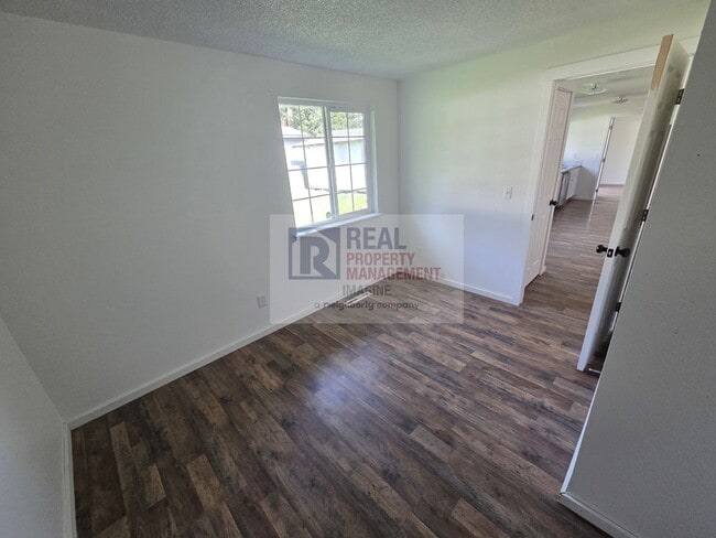 Building Photo - Updated 5 Bedroom Home!