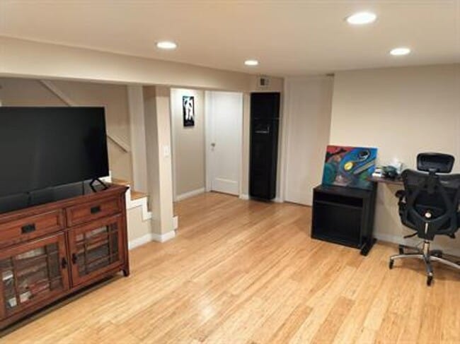 Building Photo - Charming Home located in the Avenues in Sa...