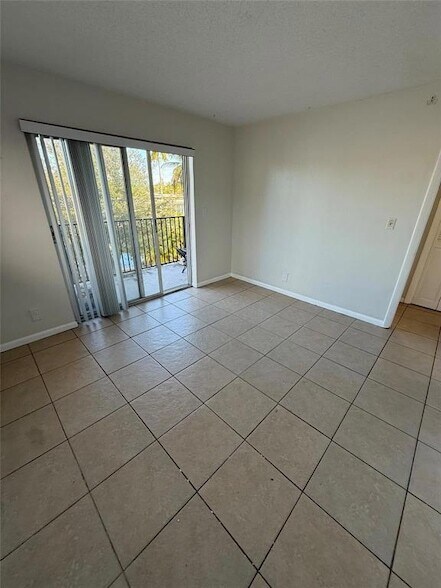 Building Photo - 1235 W River Dr