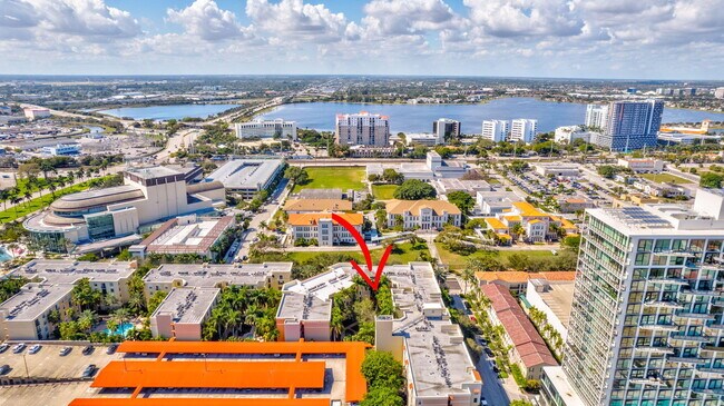 Building Photo - 720 S Sapodilla Ave