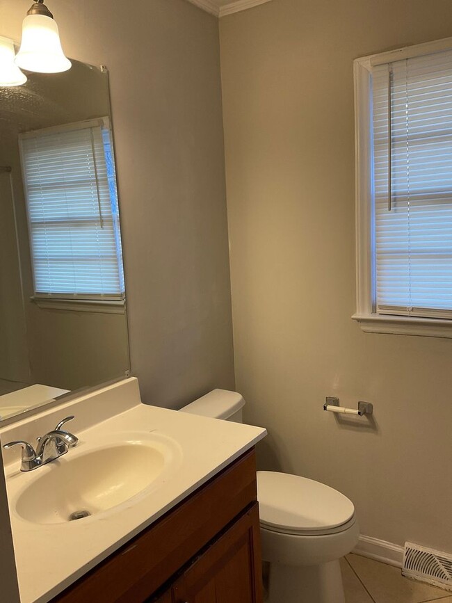 Building Photo - 4 Bedroom Brick Home in Gastonia - Hardwood Floors, Spacious Rooms!!!