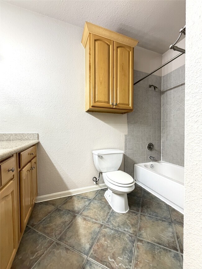 Building Photo - 2255 Braeswood Park Dr