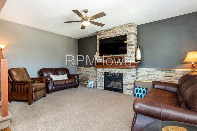 Building Photo - 1651 SW Arlan Dr