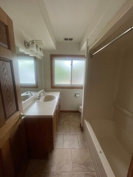 Building Photo - 806 Sybil St