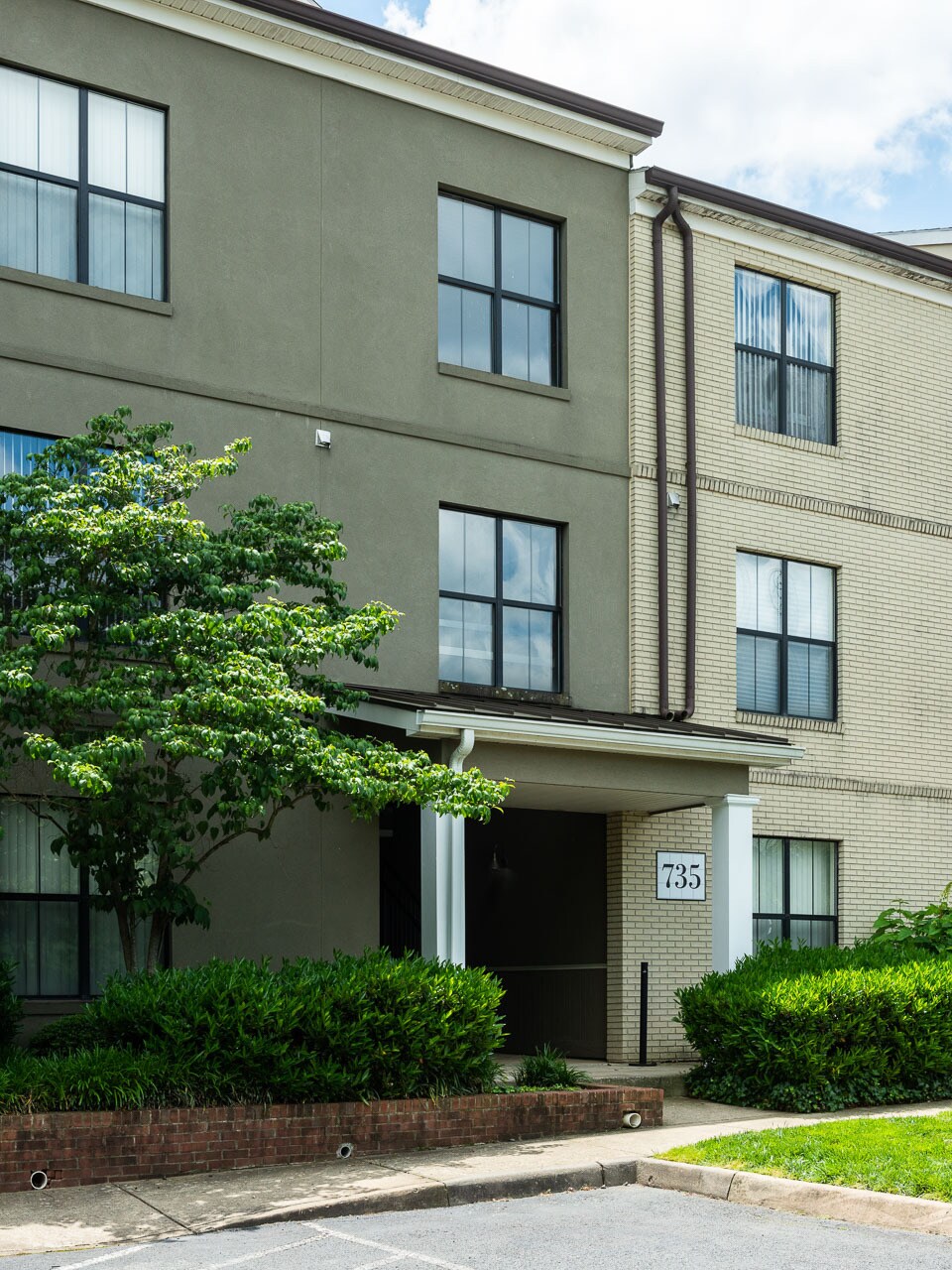 Building Photo - 735 Walker Sq