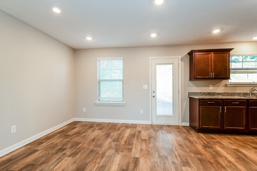 Building Photo - 1357 Busiris Dr