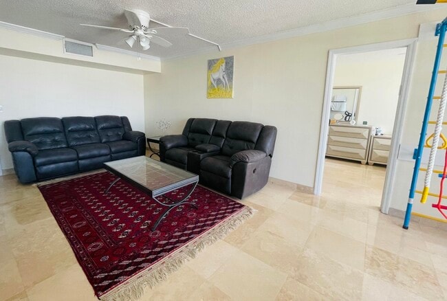 Building Photo - 1237 Hillsboro Mile