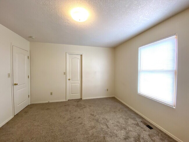 Building Photo - 4BR - PLUS LOFT and 3 CAR GARAGE