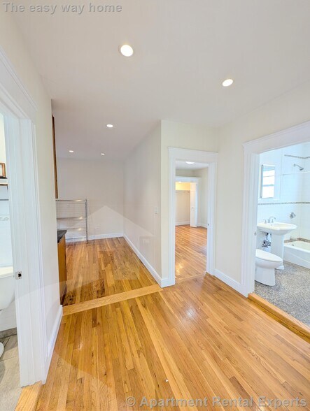 Building Photo - 7-9 Bonner Ave Unit #2