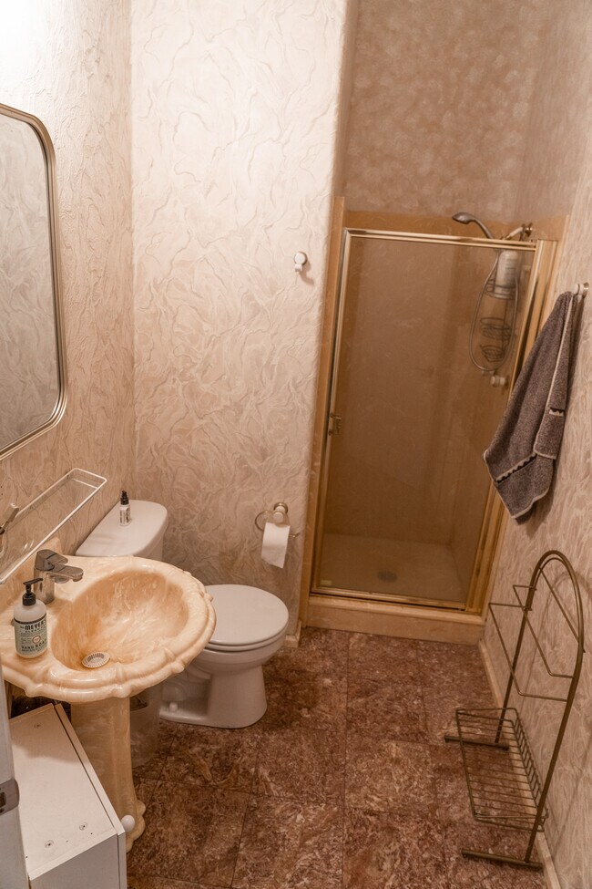 guest bathroom - 840 N Croft Ave